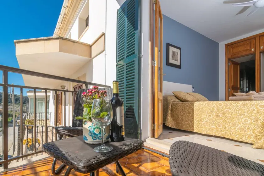 Apartment with terrace - Image 1