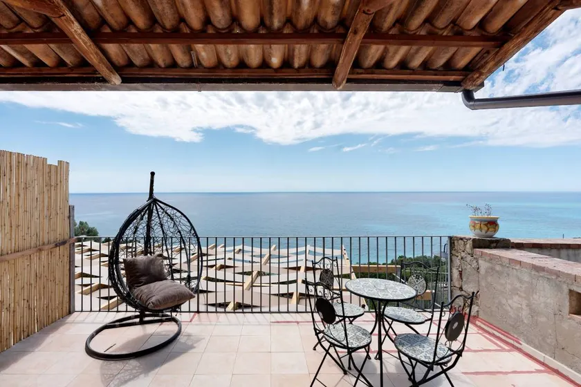 Chambre chez l'habitant avec piscine, terrasse et internet haut débit | Vue mer - Image 1