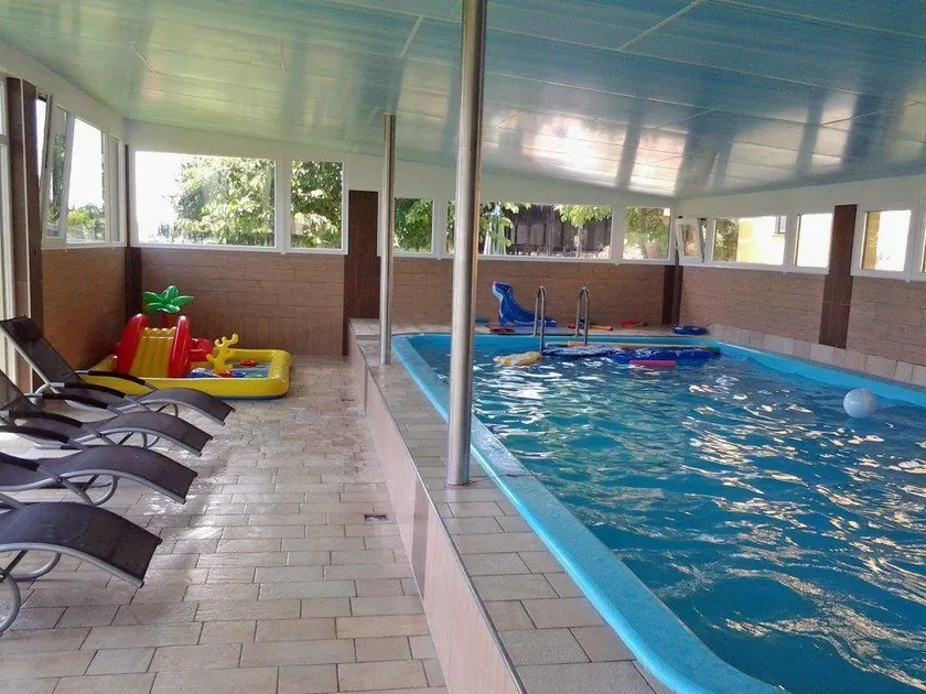 Dedicated room with terrace, pool & garden - Image 1