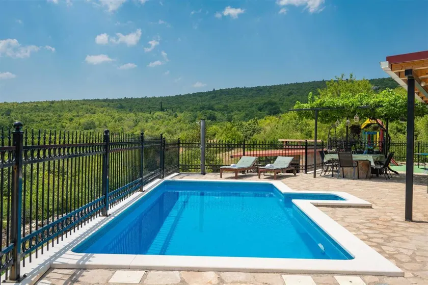 Casa accogliente e familiare con piscina, terrazza e griglia | Vista sulla piscina | Ammette animali domestici - Image 1