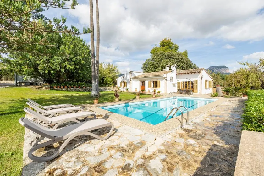 Family-oriented house with garden, terrace & private pool | Mountain view | Suitable for remote work - Image 1