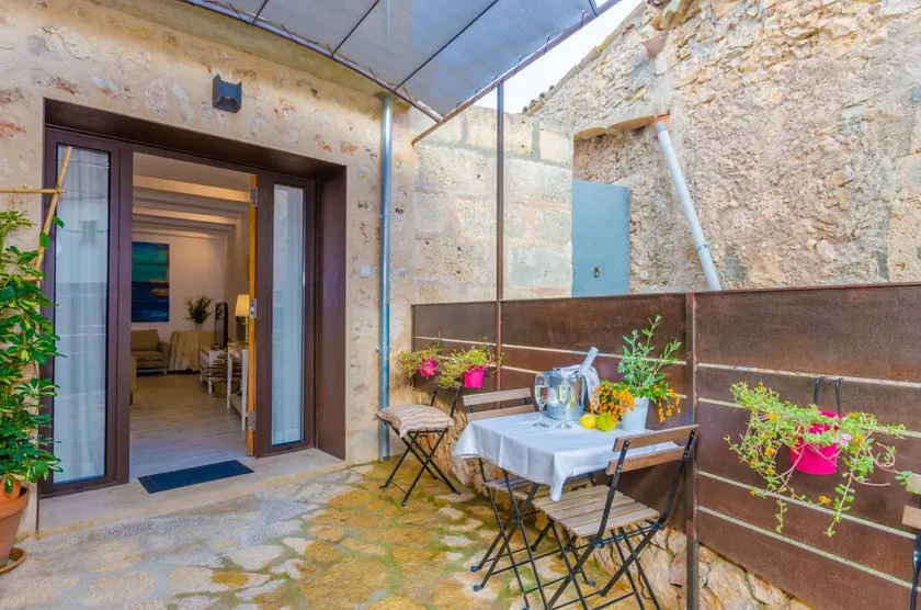 Chalet with hot tub & terrace - Image 1
