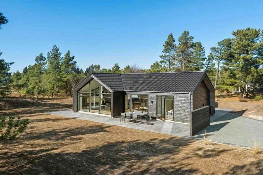 House with hot tub, BBQ & terrace - Image 1