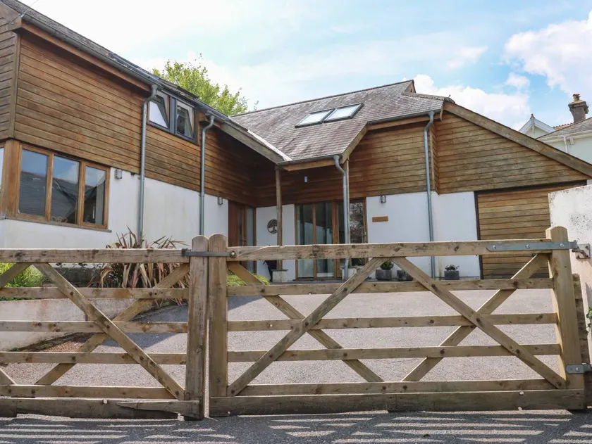 Cottage with garden - Image 1