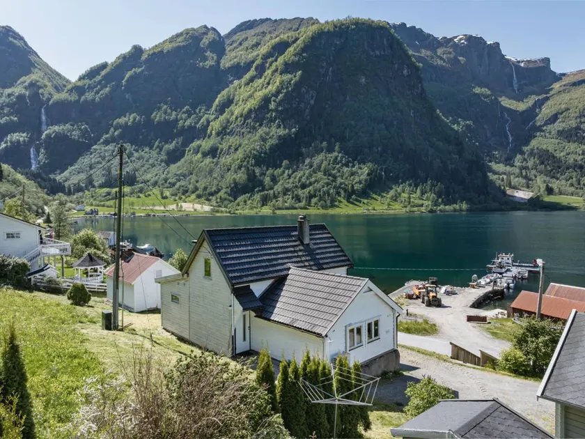 Fully equipped holiday home with barbeque, garden & jacuzzi | Mountain view | Dogs allowed - Image 1