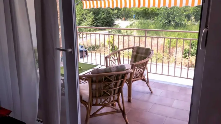 Apartment with terrace - Image 1