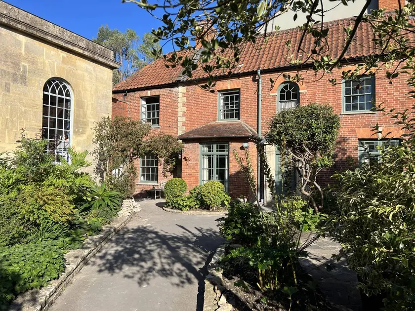 Cottage with garden - Image 1