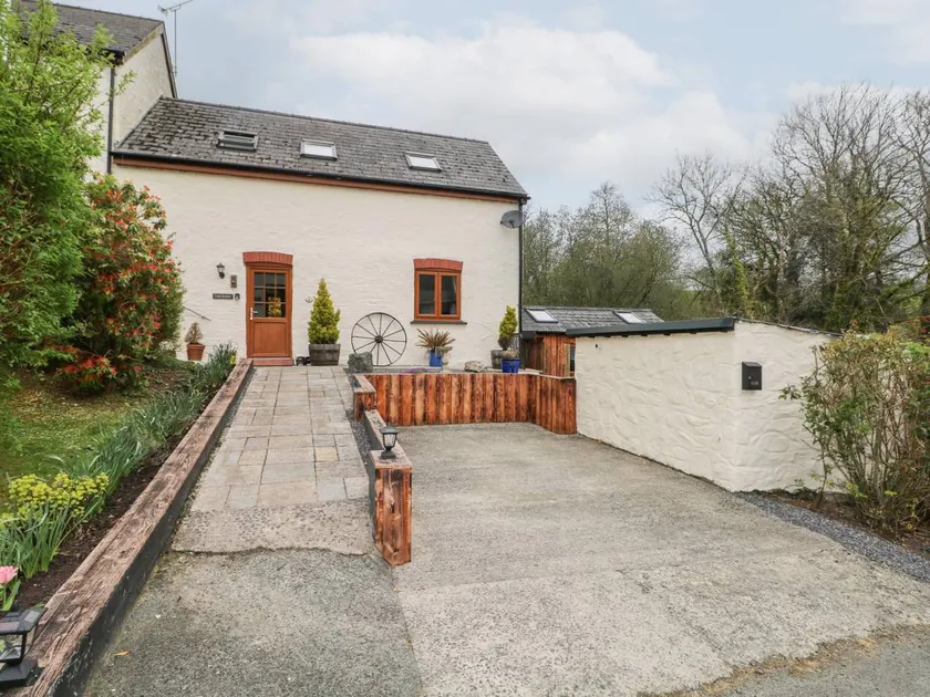 Cottage with hot tub & garden - Image 1