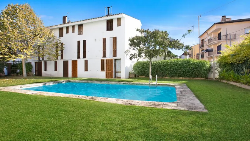 3-bedroom Villa With Pool and Parking - Image 1