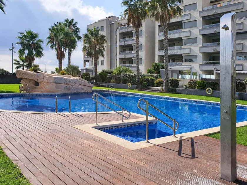 Apartment with garden & pool - Image 1
