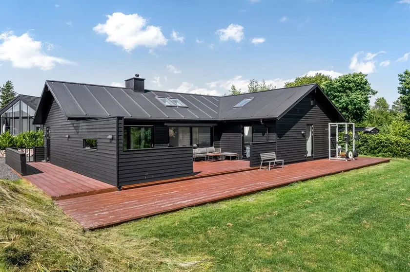Fully equipped wonderful holiday home with terrace, barbeque & hot tub | Pet-friendly - Image 1