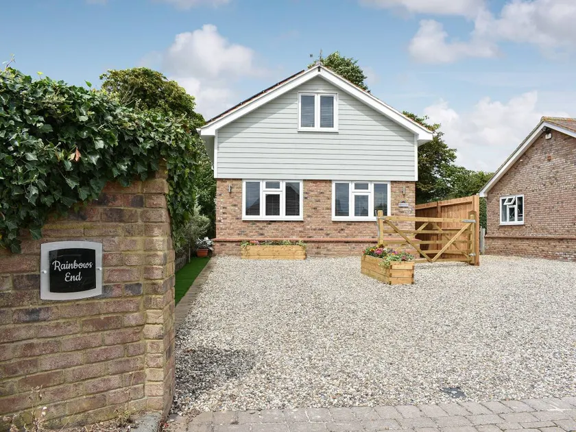 Cottage with barbeque & garden | River view - Image 1