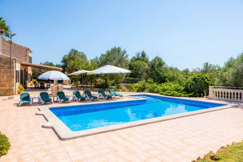 Holiday home with barbecue, garden & terrace | Mountain view - Image 1