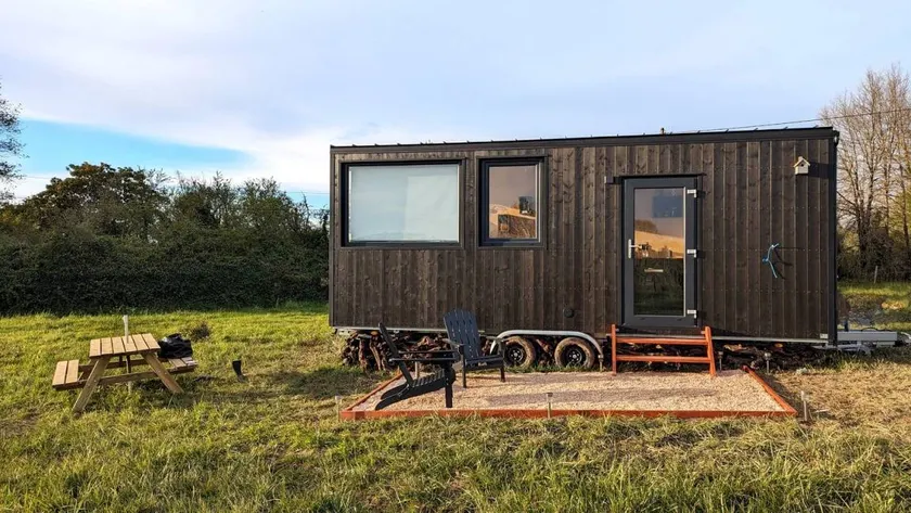 Secluded Tiny House with Breathtaking Vineyards Views in Arbis, Nouvelle-Aquitaine - Image 1