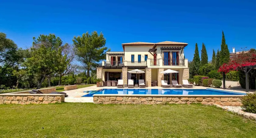 Fantástica villa apta para familias con terraza, jardín y piscina privada | Vistas al mar - Image 1