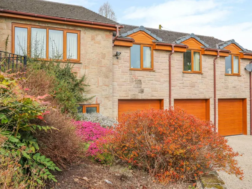 Cottage with garden - Image 1