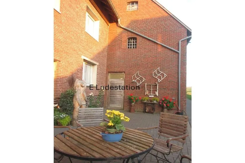 Holiday home with terrace - Image 1