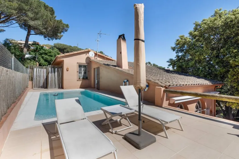 Relaxing 126m² B&B with Pool, No Kitchen, Mountain Views – Argentona - Image 1