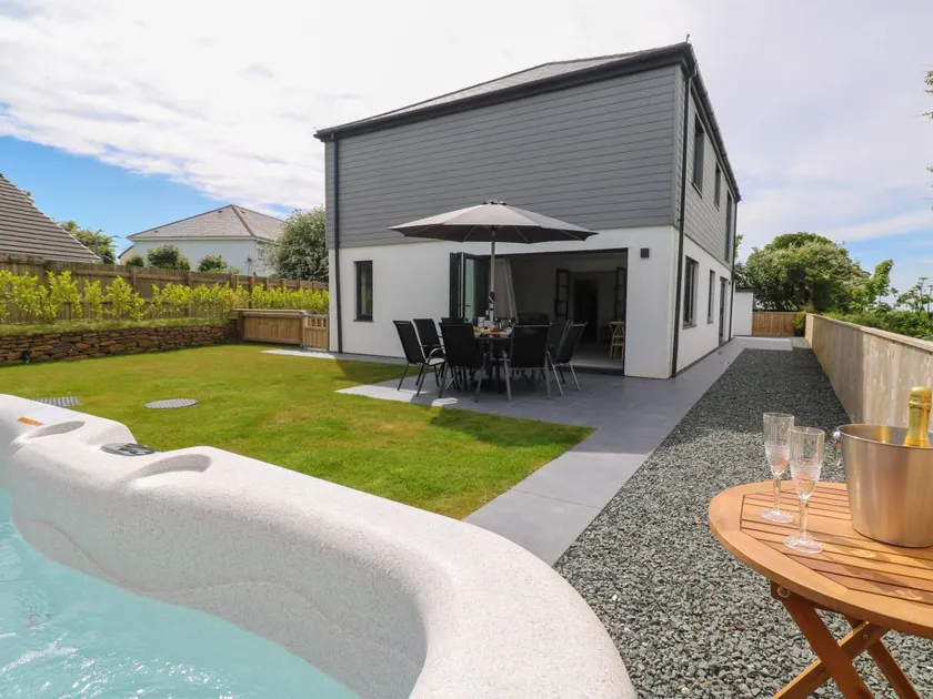 Children-friendly cottage with garden & jacuzzi | Beach view | Dogs allowed - Image 1