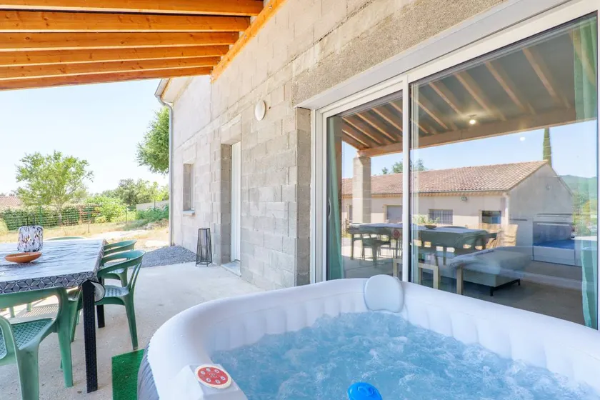 Voll ausgestattetes Ferienhaus mit Whirlpool, Terrasse und Grill - Image 1