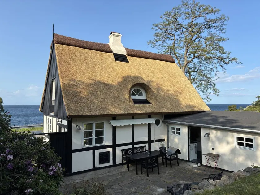 Cottage with breathtaking sea and cliff views - Image 1