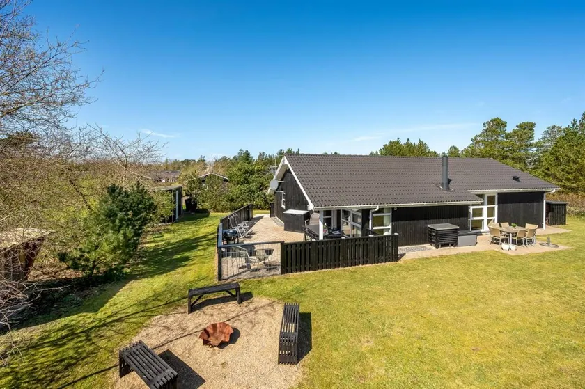 Fully equipped house with terrace, jacuzzi & sauna - Image 1