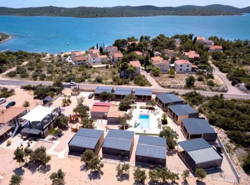Camping-Unterkunft mit Grill, Pool und Terrasse | Meerblick | Hunde erlaubt - Image 1