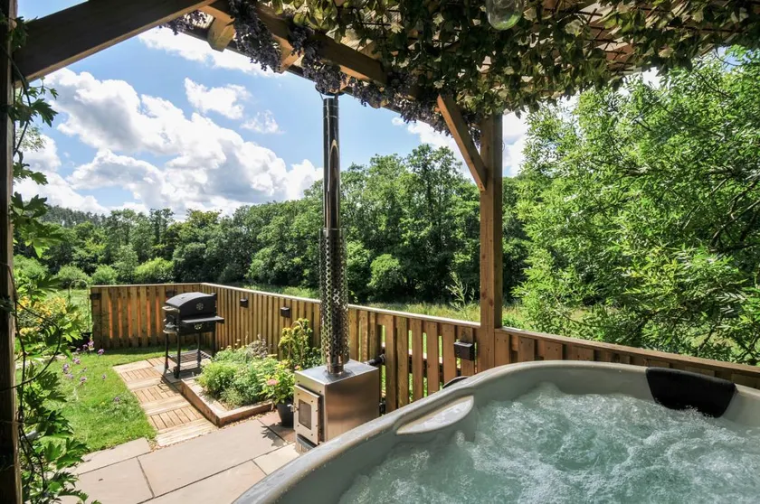 Cottage with hot tub & garden - Image 1