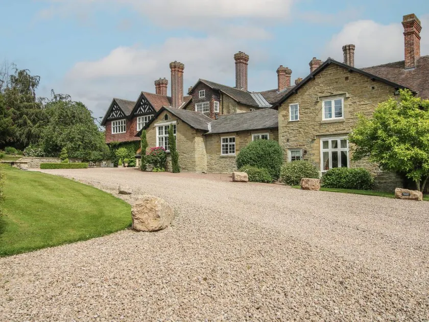 Family-friendly cottage with garden - Image 1