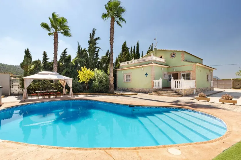 Familienfreundliches weiträumiges Ferienhaus mit Terrasse, privatem Pool und Whirlpool | Gartenblick | Perfekt für die Arbeit von Zuhause | Haustiere erlaubt - Image 1