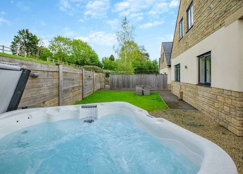 Cottage with garden & jacuzzi - Image 1