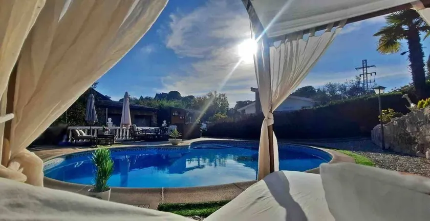 Ferienhaus mit Whirlpool, Pool und Garten | Bergblick | Ideal für Homeoffice - Image 1