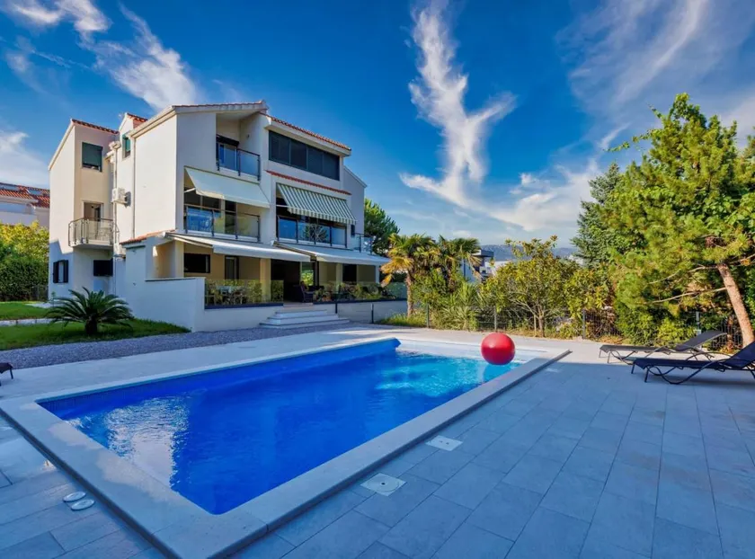 Apartamento vacacional totalmente equipado con barbacoa, piscina privada y jardín - Image 1