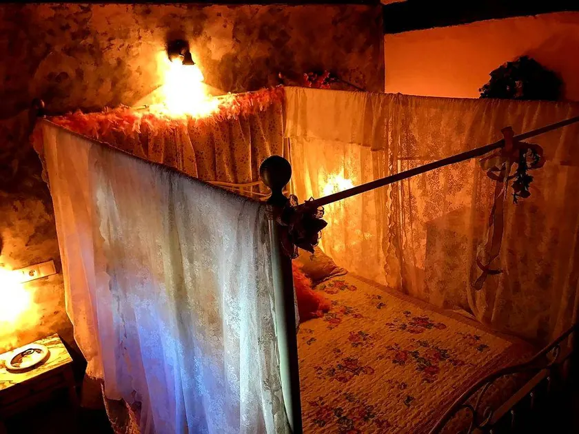 Dedicated room with pool - Image 1