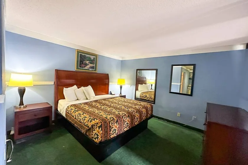 Flat with pool - Image 1