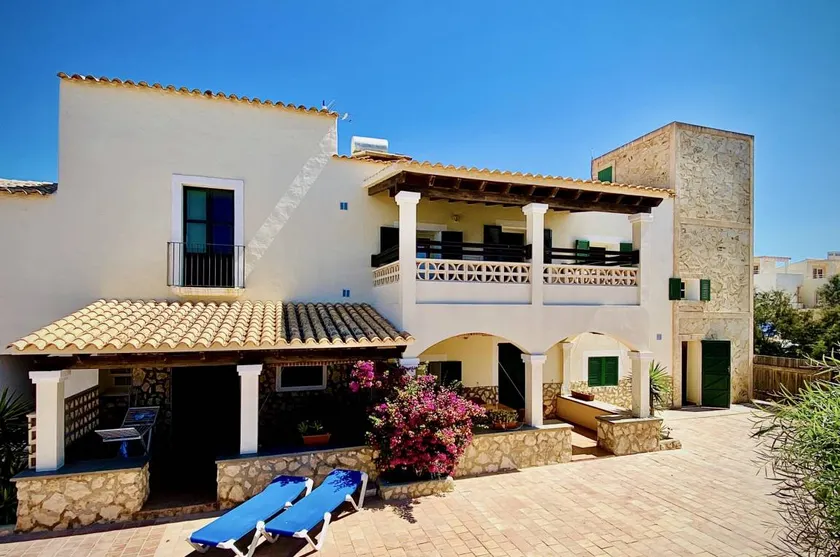 Charming holiday apartment with terrace - Image 1