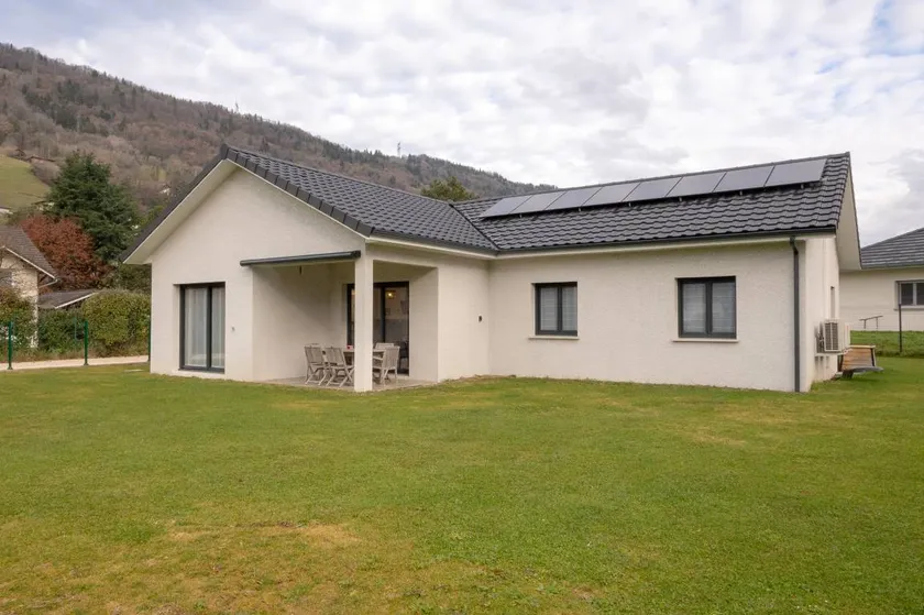 Family-oriented charming house with terrace, BBQ & garden | Garden view - Image 1