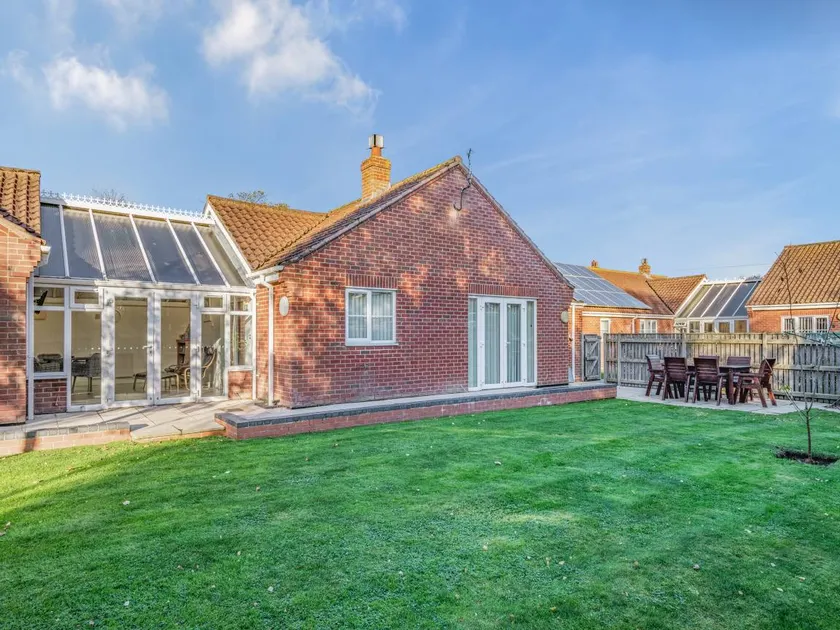 Family-oriented beautiful cottage with garden & private pool - Image 1