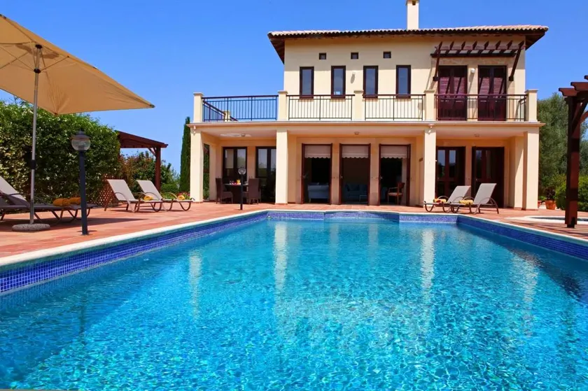 Villa con terraza, jacuzzi y jardín | Vistas al campo de golf - Image 1