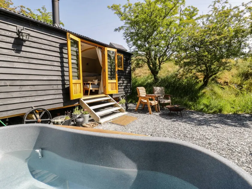 Cottage with garden & hot tub - Image 1