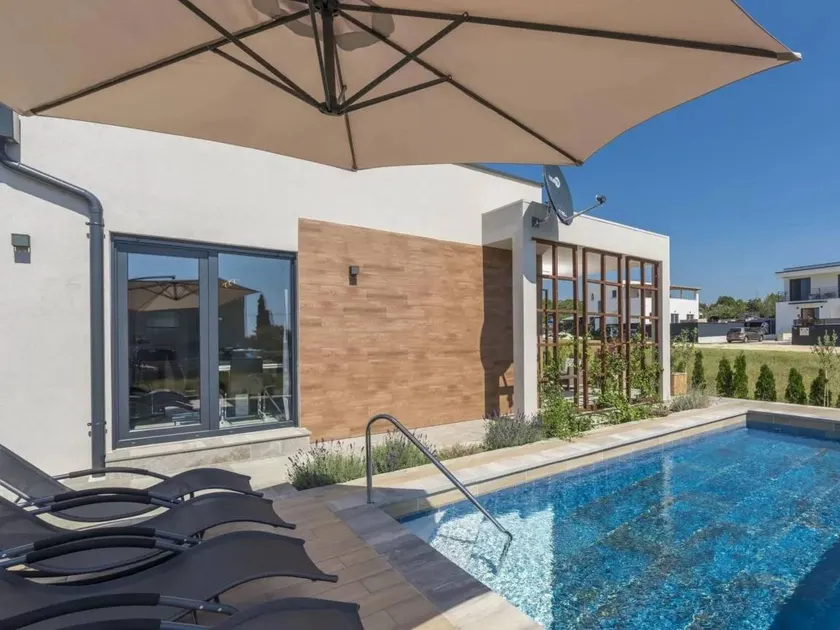 Voll ausgestattetes schönes Ferienhaus mit Garten, Terrasse und privatem Pool | Haustierfreundlich - Image 1