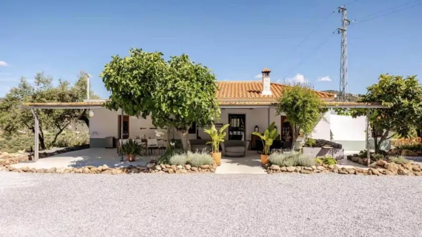 Flat with terrace, garden & barbeque | Perfect for remote work - Image 1