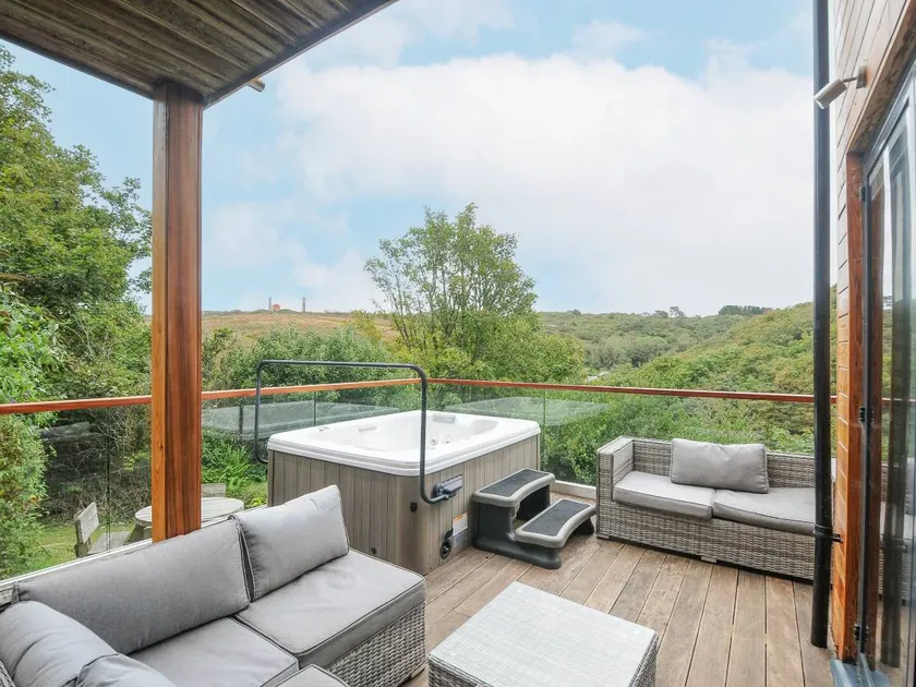 Children-friendly cottage with garden & hot tub | Beach view | Close to the beach | Pet-friendly - Image 1