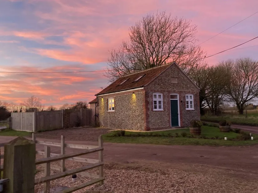 Cottage with garden - Image 1