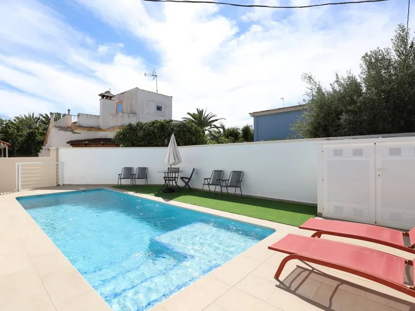 Villa with private pool, BBQ & garden - Image 1