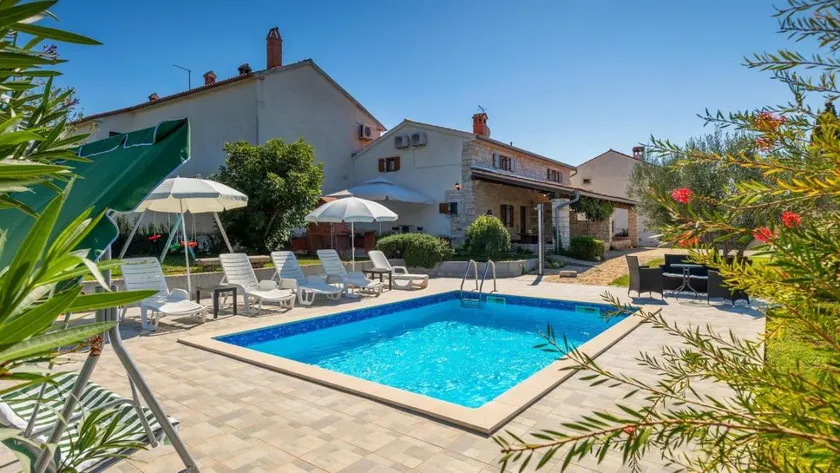 Charmantes Ferienhaus mit Terrasse, Pool und Grill | Haustiere sind willkommen - Image 1