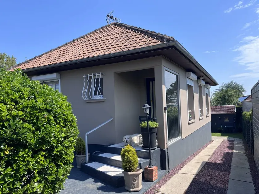 Holiday home with BBQ, garden & terrace - Image 1