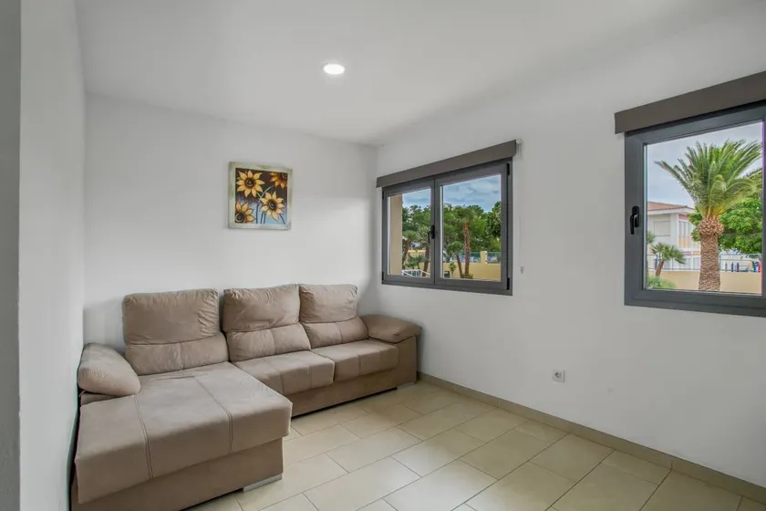 Flat with terrace - Image 1