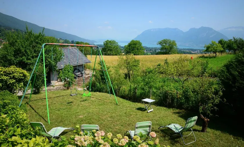 Holiday home with garden & BBQ | Mountain view - Image 1