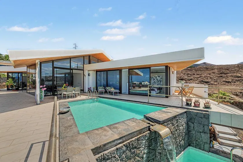 Holiday Villa 'Atlantis' with Sea Views, Wi-Fi, and Air Conditioning - Image 1